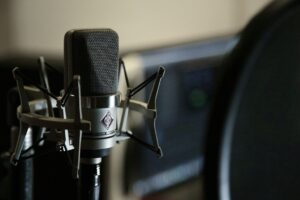 Großmembran-Kondensatormikrofon vor einem Verstärker im Studio