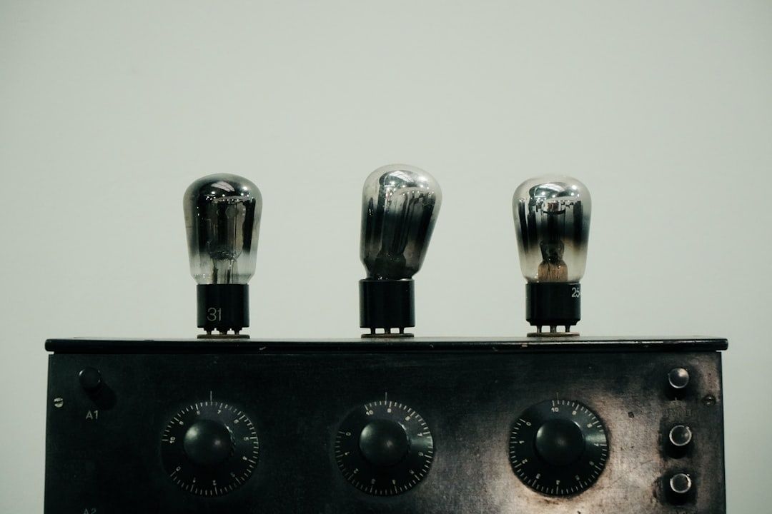 Nahaufnahme eines historischen Röhrenverstärkers mit drei sichtbaren Elektronenröhren